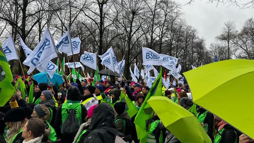 man sieht zahlreiche Demoteilnehmer mit Fahnen