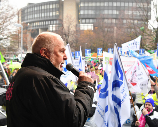 DBB Vorsitzender Silberbach mit Mikro in der Hand